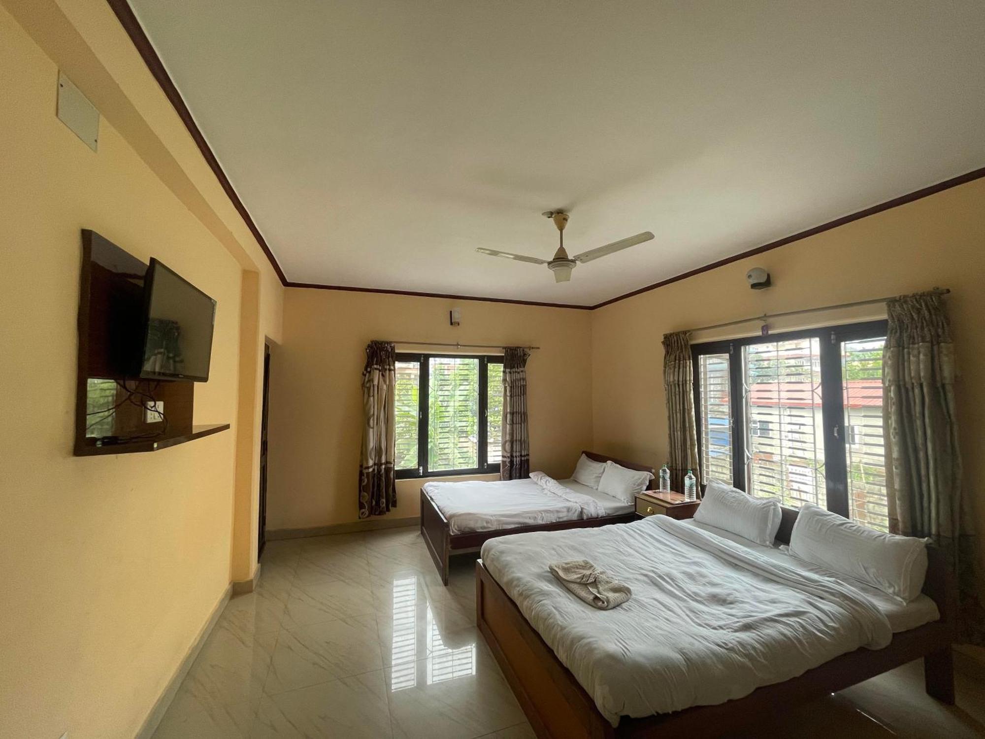 Hotel Peace Ganga Inn Pokhara Kültér fotó